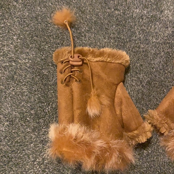 Brown gloves with faux fur and open finger tips, adjustable at wrists - Picture 3 of 10